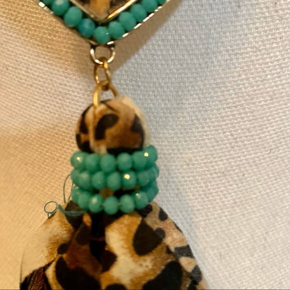 Beautiful turquoise color and gold bead necklace - Picture 4 of 8